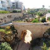 Dal capoluogo l'antico tragitto si sviluppava poi seguendo essenzialmente il tracciato dell'attuale 16 bis. �A Polignano a Mare - chiarisce il viaggiatore - ho oltrepassato un ponte traiano che passa sopra la famosissima Lama Monachile parallelamente al viadotto principale�